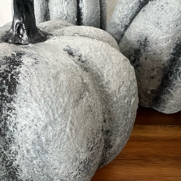 3 New Hand Painted Stone Like Foam Pumpkins Vintage Olive Ateliers RH Style Old - Picture 9 of 12